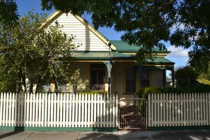 Exterior - Maison d'Aurum A Pet Friendly and Family Friendly Heritage house (Ballarat East)