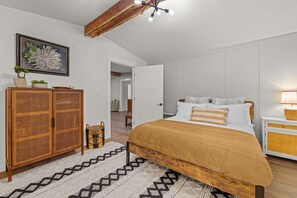 4 bedrooms, desk, iron/ironing board, travel cot