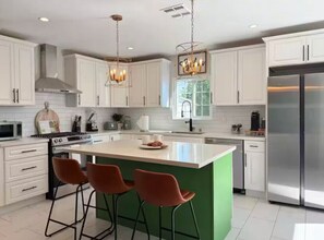 Microwave, oven, stovetop, dishwasher - Designer Style Home with Parking in Los Angeles (Los Angeles)