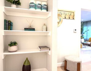 Interior - Designer Style Home with Parking in Los Angeles (Los Angeles)