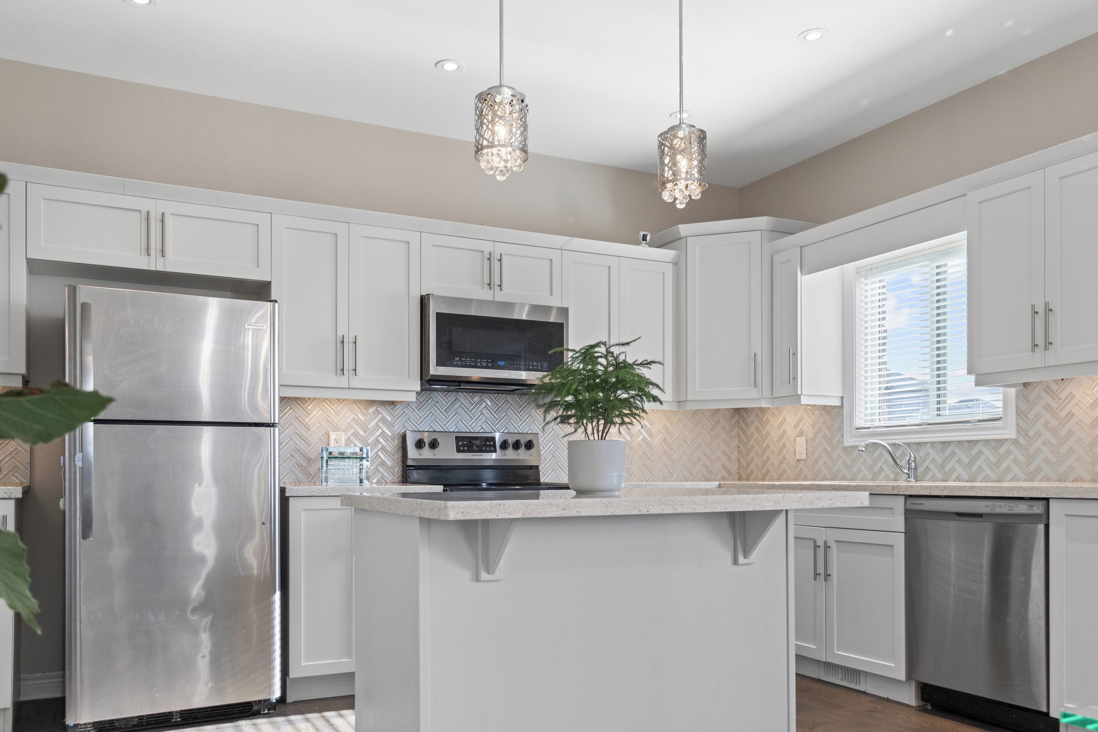 Refrigerador, microondas, horno y parrilla de estufa 