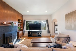 Smart TV, fireplace - Cozy 1-bedroom House ~ Heart of Iconic Portland Hawthorne District!! (Portland)