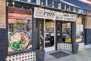 A storefront with a sign advertising Vietnamese noodle soup, milk tea, and coffee. - Hawthorne House - A+ Location! Pet Friendly! (Portland)