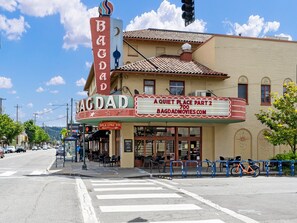 Un théâtre dont le panneau lumineux annonce la projection d’un film.