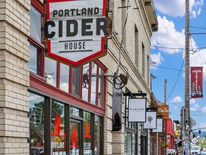 Une devanture de magasin avec une enseigne indiquant « Portland Cider House ».