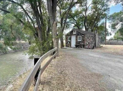 The Cozy Cottage on The River