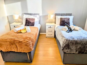 5 bedrooms, iron/ironing board, WiFi, bed sheets