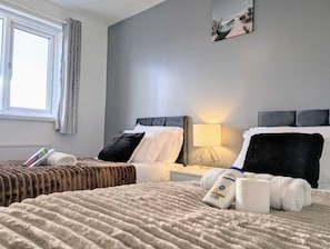 5 bedrooms, iron/ironing board, WiFi, bed sheets