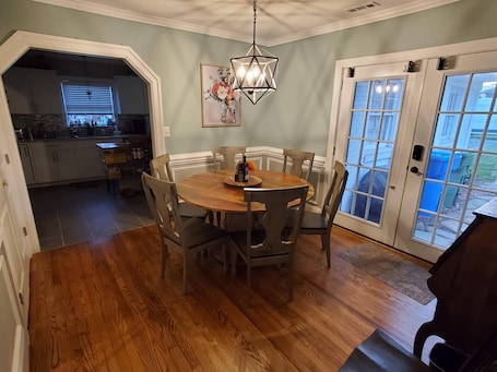 Speisen. Charming,Spacious2-BR 2-Bath Home in a Blooming town with Free parking