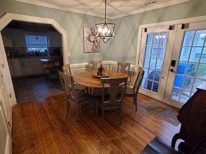 Charming,Spacious2-BR 2-Bath Home in a Blooming town with Free parking