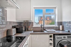 Kjøleskap, mikrobølgeovn, ovn og vannkoker