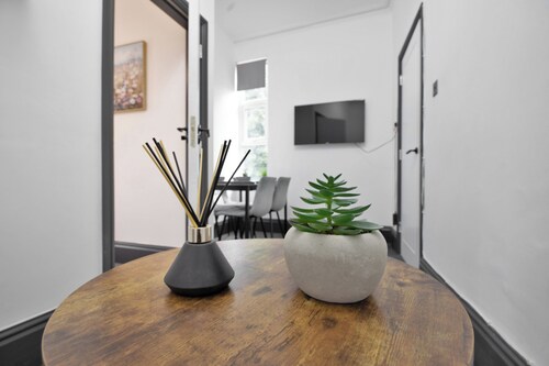 The Elegant Escape - 2 Bed Ensuite with Parking