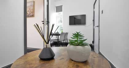 The Elegant Escape - 2 Bed Ensuite with Parking