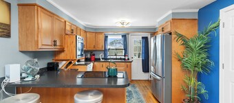 Charming 3-bedroom duplex with study space, WiFi in cool  Scituate.
