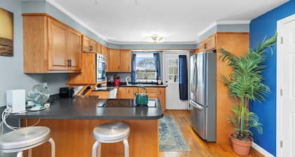 Charming 3-bedroom duplex with study space, WiFi in cool Scituate.