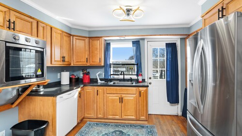 Charming 3-bedroom duplex with study space, WiFi in cool  Scituate.