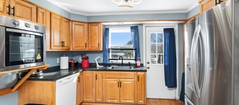 Charming 3-bedroom duplex with study space, WiFi in cool  Scituate.