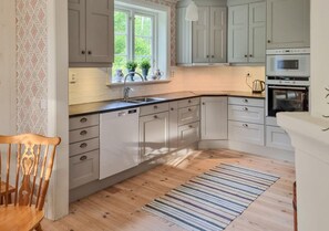 Fridge, microwave, oven, dishwasher - 3 bedroom stunning home in Tingsryd (Tingsryd)