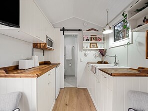 Réfrigérateur, micro-ondes, plaque de cuisson, grille-pain