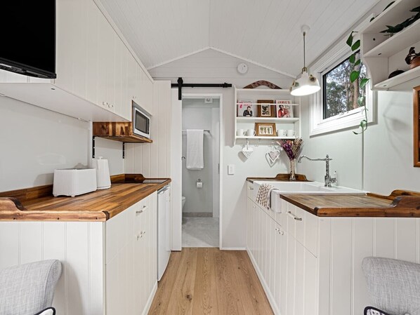 Køleskab, mikrobølgeovn, kogeplade, brødrister