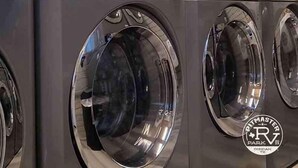 Varias lavadoras LG de carga frontal en un entorno comercial.
