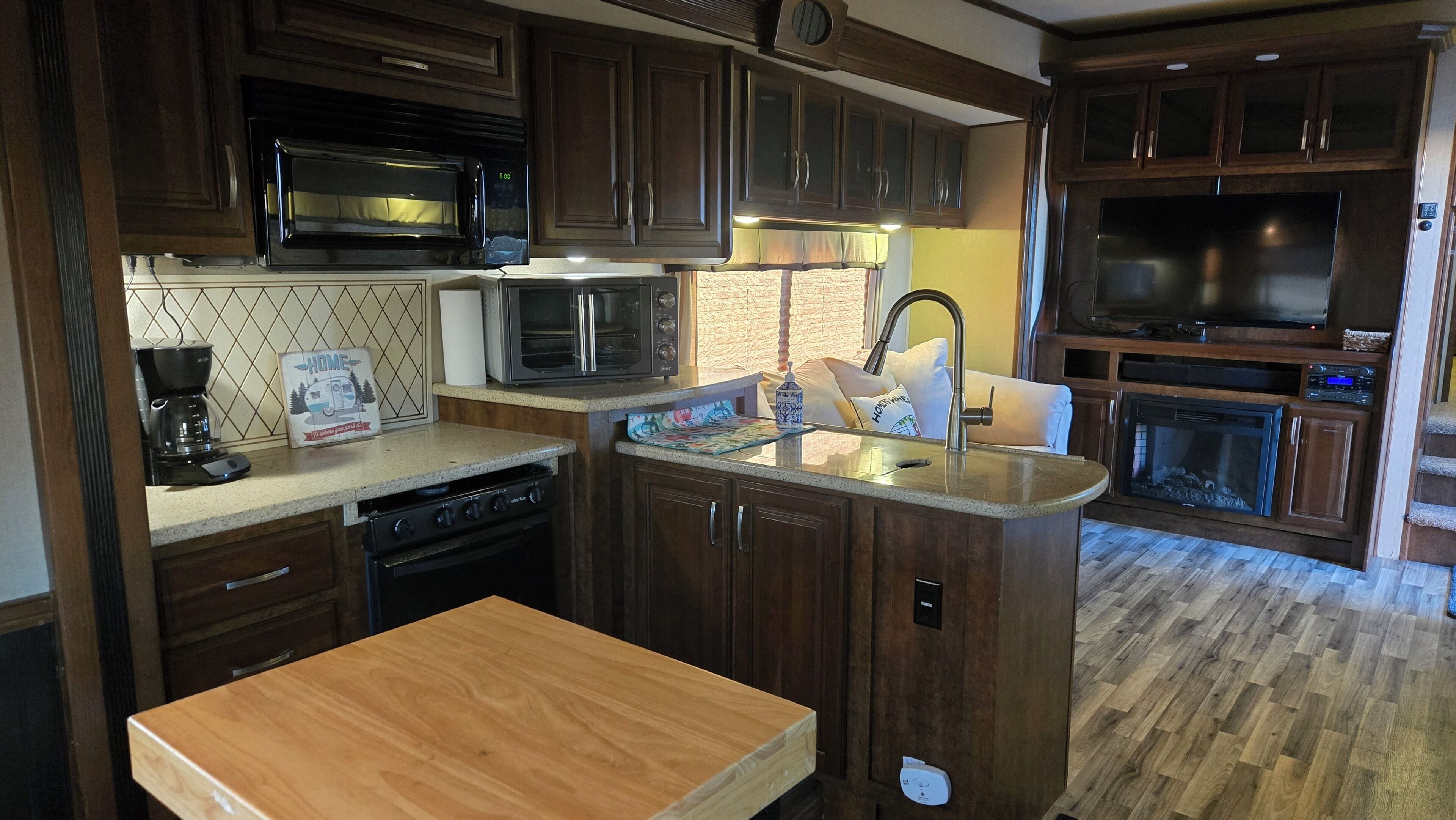 Una cocina compacta equipada con microondas, tostadora y cafetera.