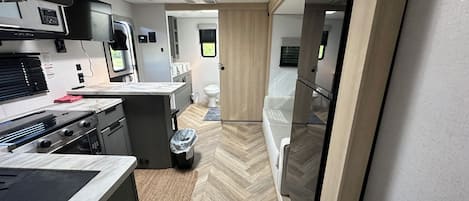 Casa rodante clásica | Decoración personalizada y muebles diferentes