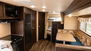 Deluxe Mobile Home, Multiple Beds