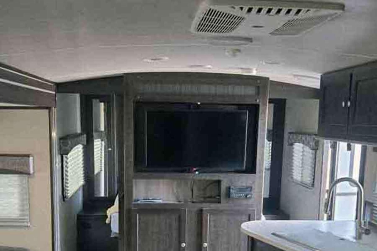 Signature Mobile Home, Patio, Hill View | Laptop workspace, WiFi (free), individually decorated