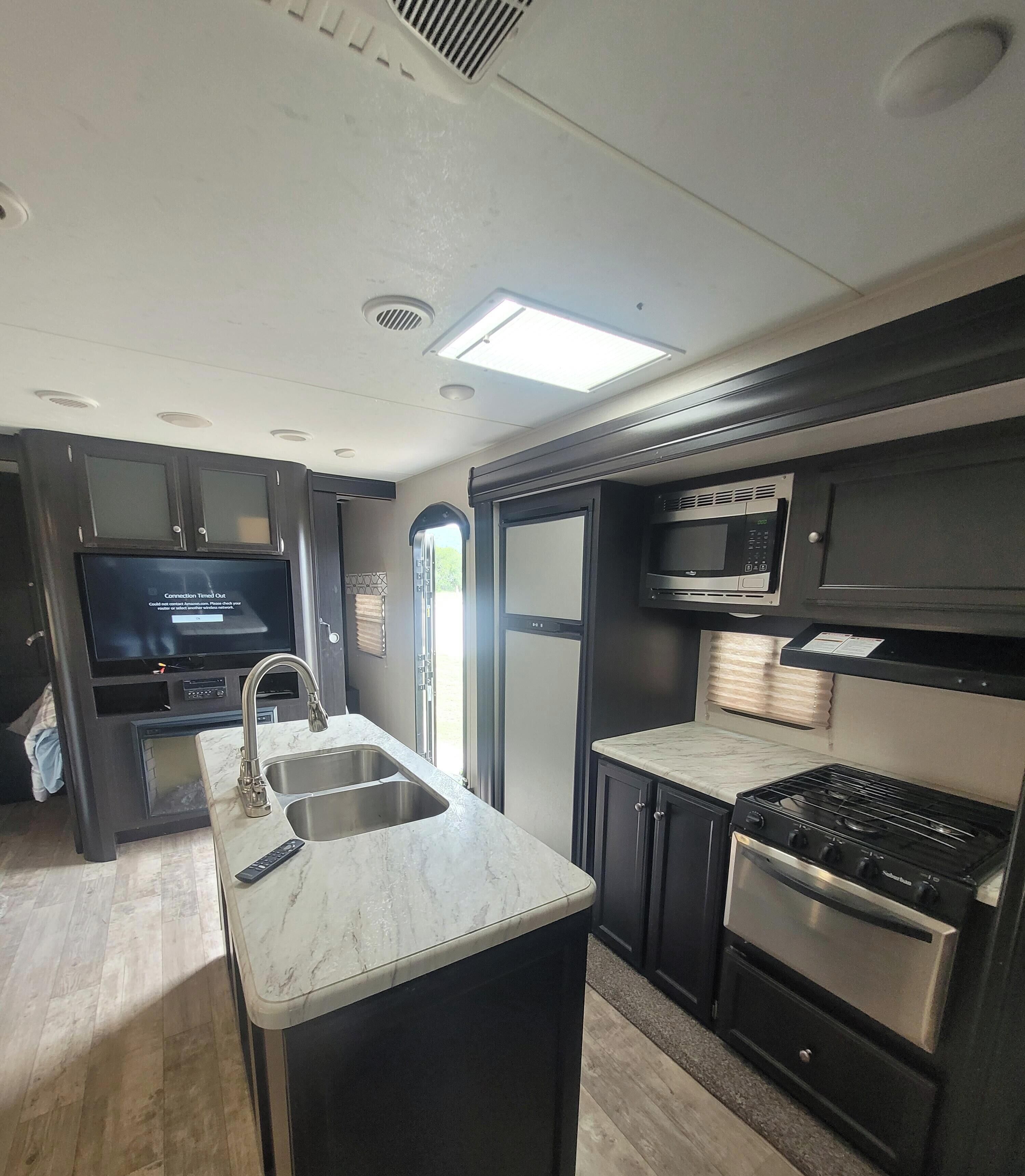 Mobile Home, patio, vue colline | Coin séjour | Télévision à écran plat, cheminée, Netflix, Hulu