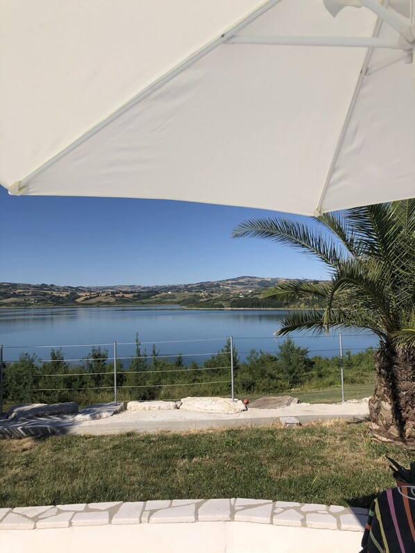 Property grounds - Apartment with porch overlooking the lake (Campolattaro)