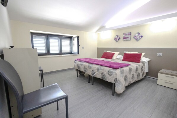A bedroom with a bed, a desk, and a window. - Purple Room - Bedroom with lake view (Campolattaro)