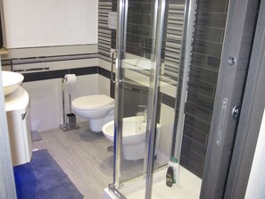 Shower, hair dryer - Purple Room - Bedroom with lake view (Campolattaro)