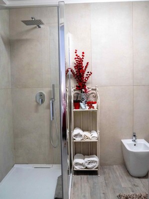 Shower - Alba Room - Room for 4 people with lake view (Campolattaro)