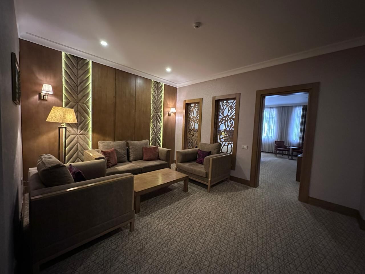 Suite Junior, vue ville | Coffres-forts dans les chambres, décoration personnalisée