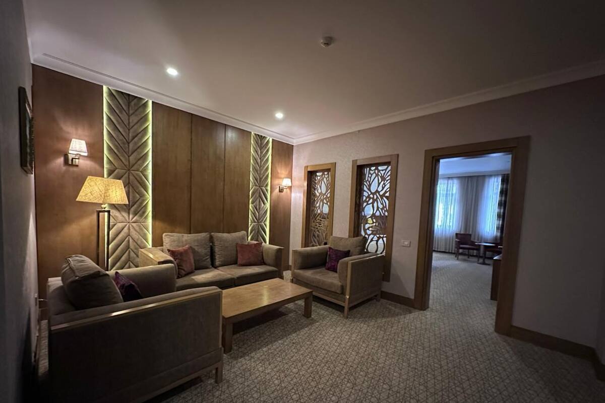 Suite Junior, vue ville | Coffres-forts dans les chambres, décoration personnalisée