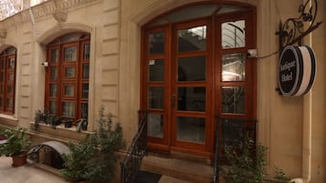 Vista frontal de la propiedad