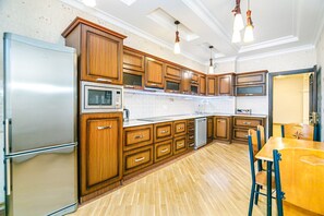 Lemari es di ruangan bersama dan microwave di ruangan umum