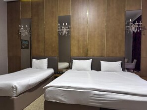 Kolmen hengen comfort-huone, kaupunkinäköala | Tallelokero huoneessa, yksilöllisesti sisustettu