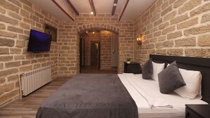 Superior Room, City View | Peralatan tempat tidur premium, katil Select Comfort, bar mini 