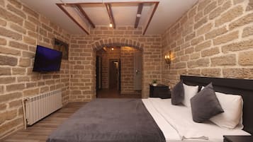 Habitación superior, vista a la ciudad | Caja de seguridad en la habitación y decoración personalizada