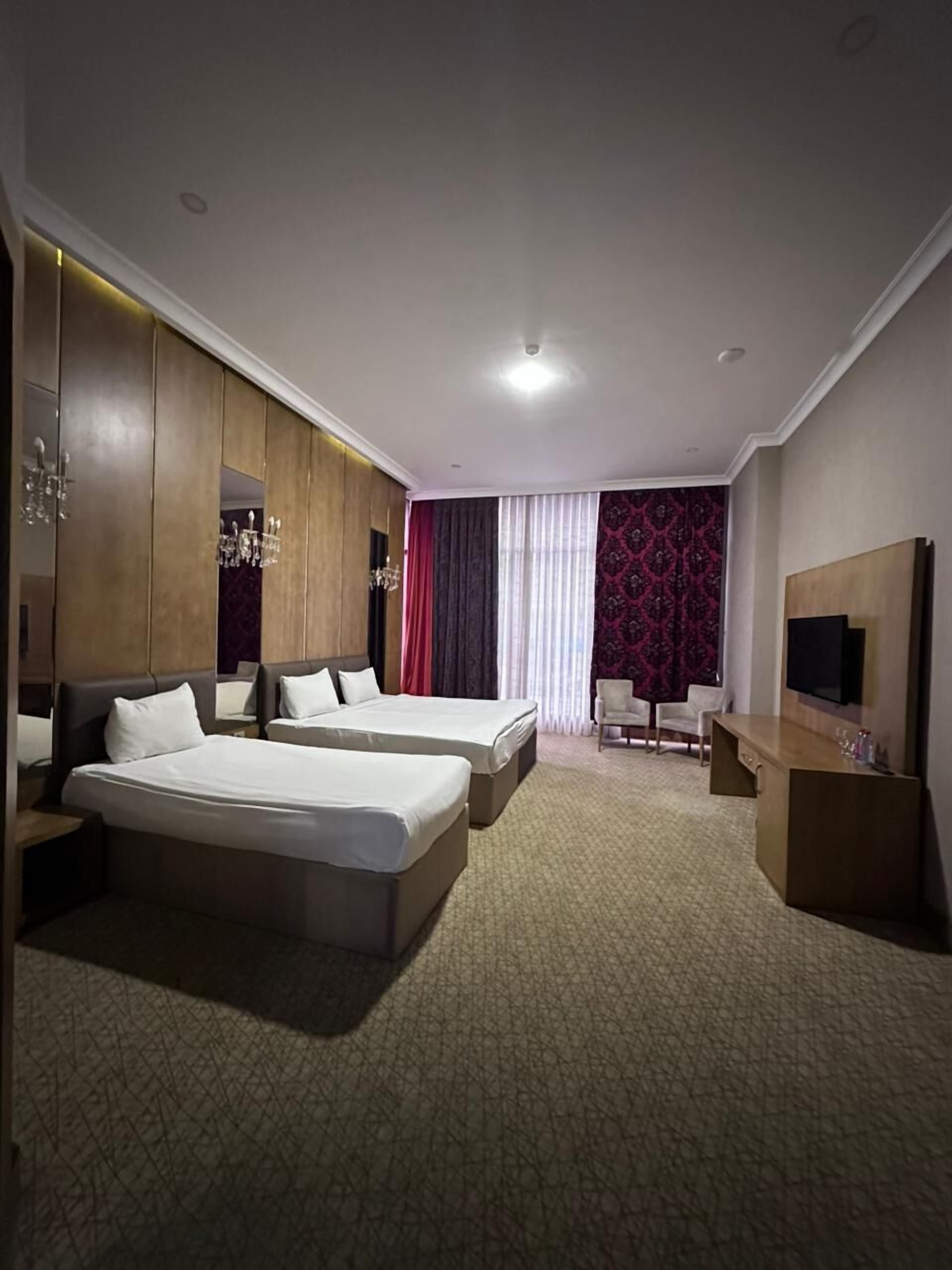 Chambre Triple Confort, vue ville | Coffres-forts dans les chambres, décoration personnalisée