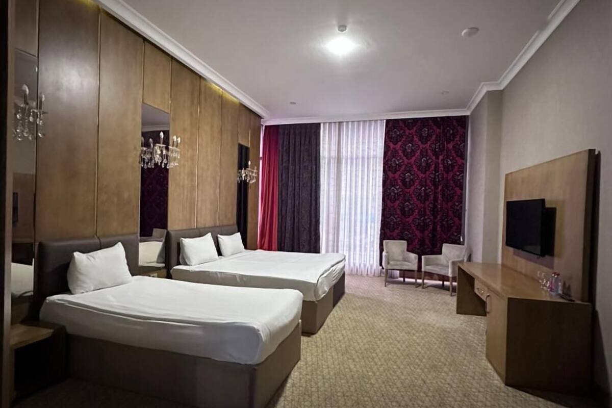 Chambre Triple Confort, vue ville | Coffres-forts dans les chambres, décoration personnalisée