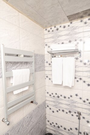 Shower, free toiletries, hair dryer, slippers - Arcanum Stay (Baku)