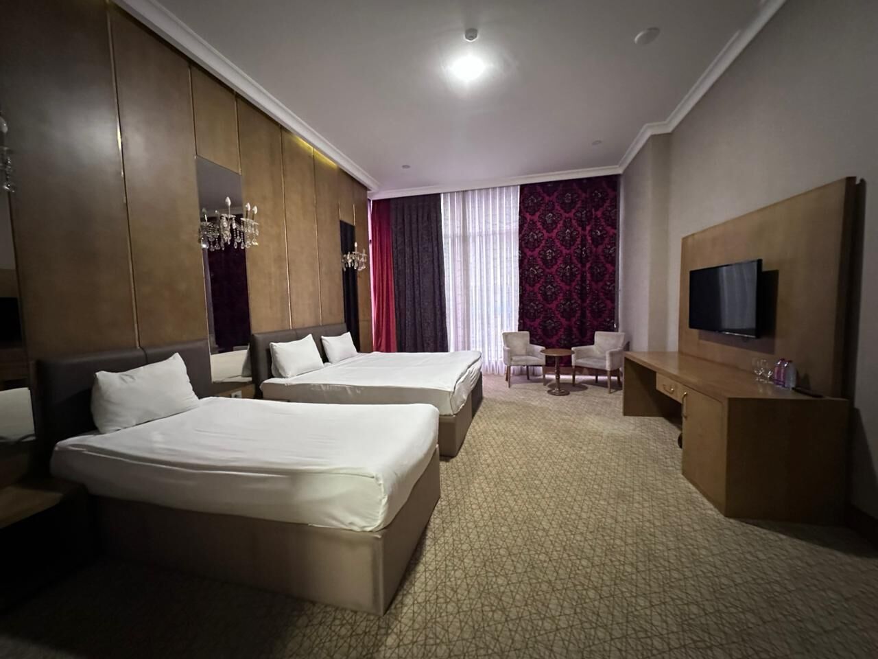 Kolmen hengen comfort-huone, kaupunkinäköala | Tallelokero huoneessa, yksilöllisesti sisustettu