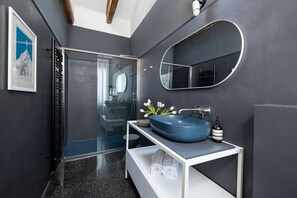 Shower, hair dryer, towels - Venetian Architecture Meets Contemporary Design (Venecia)