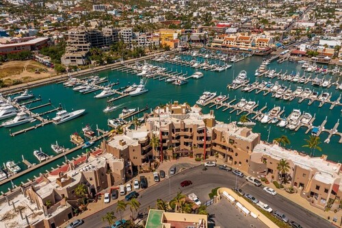 Cozy apartment on the marina with pool, kitchen, WiFi and AC in Cabo San Lucas