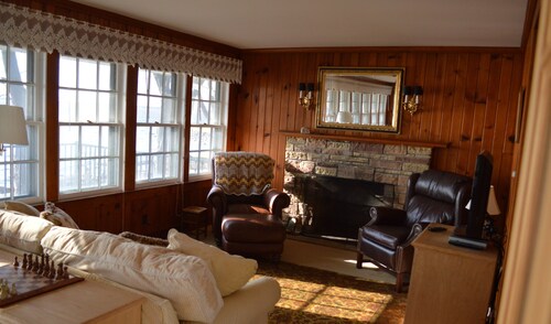 Charming 2-bedroom cottage on Lake Koshkonong in Fort Atkinson, Wi.
