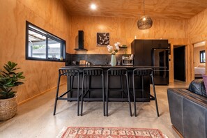 Fridge, microwave, stovetop, dishwasher - The Mango “Shed” 😉 Your Dream Family Getaway with Sauna!! (Mangakino)