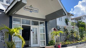 Un edificio con un cartel que dice "BayheightsEscape" y una amplia puerta de cristal de entrada.